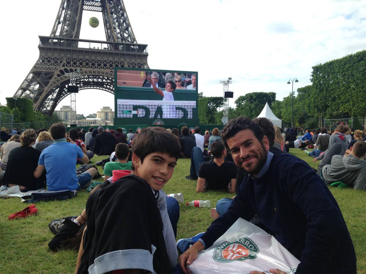 DjokovicFan_'s tweet photo. Paris, 2015.

12-year-old Carlos Alcaraz watching Roland Garros under the Eiffel Tower. https://t.co/eIjGouhIbh
