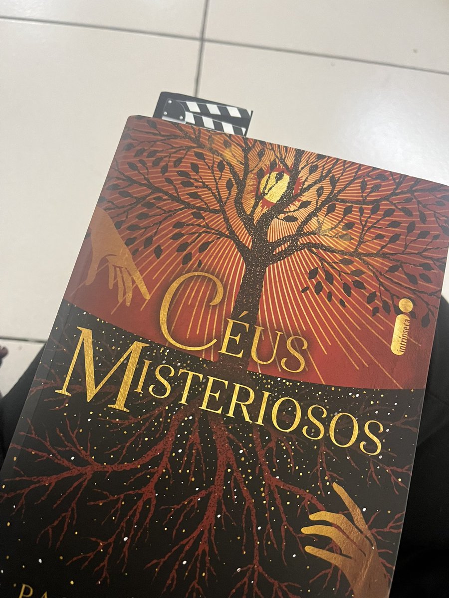 wjsnisa's tweet photo. @favssliz céus misteriosos da pascale lacele 
melhor leitura do ano!!! https://t.co/2fJTPCE1Ua
