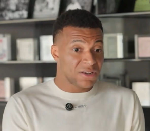 theMadridZone's tweet photo. 🚨 Kylian Mbappé: "More than for myself, I want to win the Ballon d'Or for REAL MADRID.

I want it to return to the best club in the world, to the Bernabeu, to Madridistas, to bring excitement to these people, who deserve it more than anyone.

Being a Madrid player means fighting for all awards, and the Ballon d'Or is an award, so I'm going to fight to bring it back to Real Madrid."