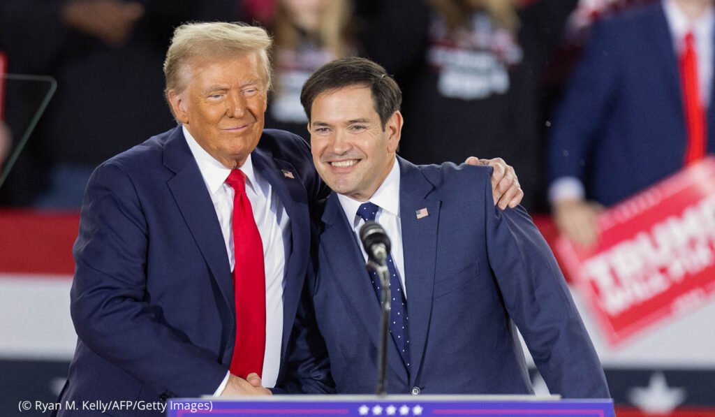 pcamposnews's tweet photo. Como um filho de imigrantes cubanos se tornou o homem de confiança de Trump e pode disputar a Presidência dos EUA em 2028.

Marco Rubio chamou Trump de "vigarista" nas primárias de 2016. 

Hoje é secretário de Estado, acumula o cargo de conselheiro de Segurança Nacional interino, e aparece à frente nas apostas pra suceder o próprio Trump.

Conheça essa história: