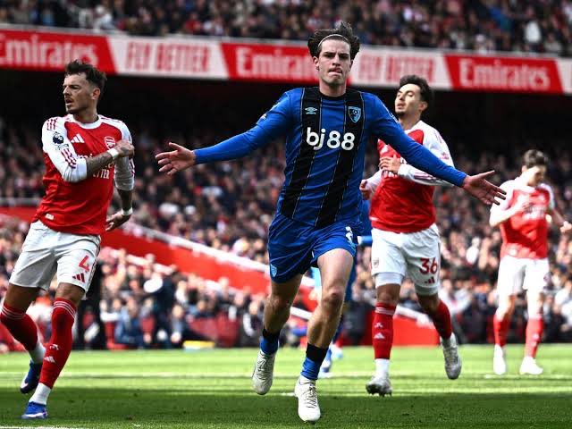 ConnCFC's tweet photo. Alex Scott has to be the first bit of business done in January by Chelsea. What a player he is. https://t.co/1IArnnRc6j