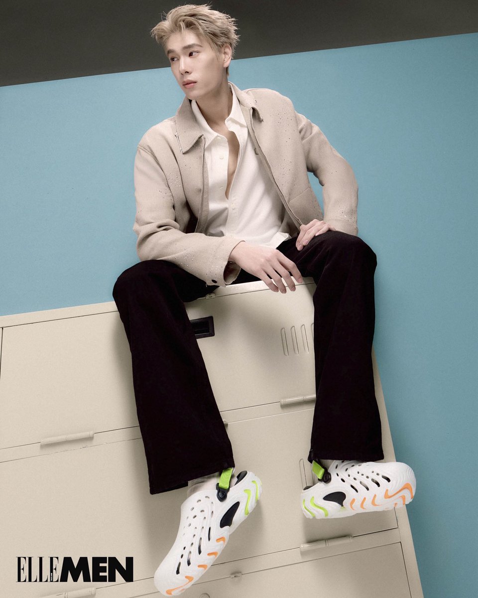 ElleMenThailand's tweet photo. เปิดมุมมองสไตล์ของสามหนุ่ม ภูวินทร์, ดัง และแซนต้า ผ่านแฟชั่นเซ็ตสุดเท่ที่ผสานกลิ่นอายสตรีตเข้ากับความสนุกของแฟชั่น พร้อมเติมคาแรกเตอร์ให้แต่ละลุคด้วย Crocs Echo II รองเท้าซิลลูเอตใหม่ที่โดดเด่นทั้งดีไซน์และความสบาย

#ELLEMENX
#ELLEMENXPhuwinDunkSanta
#Crocsth
#EchoIIClogs https://t.co/XzftyOhki4