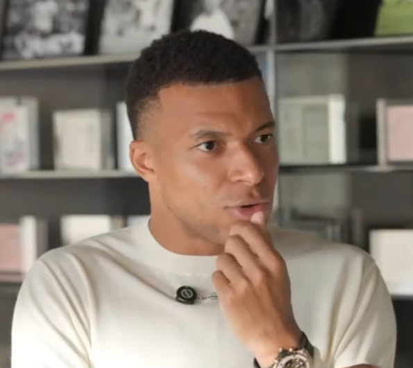 theMadridZone's tweet photo. 🚨 Kylian Mbappé: "Carlos Espi will score a LOT of goals this season.

I mentioned earlier that some players have a special relationship with goals, and he's one of them." https://t.co/c4kp5SuSfi
