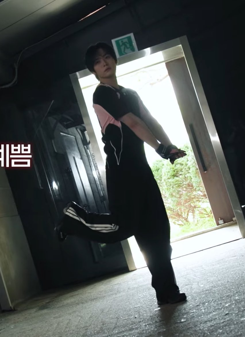 daisydarlinng's tweet photo. alpha minho and omega jisung getting ready for the annual mating run (minho kills at least two alphas and jisung trips over every single branch in that forest) https://t.co/2ljFZ9xBFy