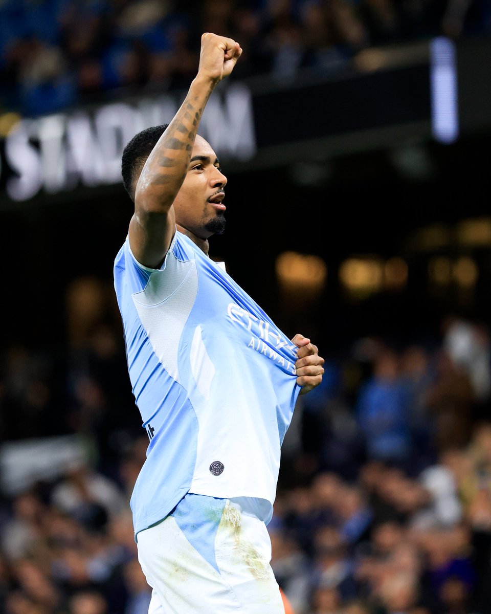 brfootball's tweet photo. Allan on his debut for Manchester City:

⚽
🎁 https://t.co/aRXv1uJg0B