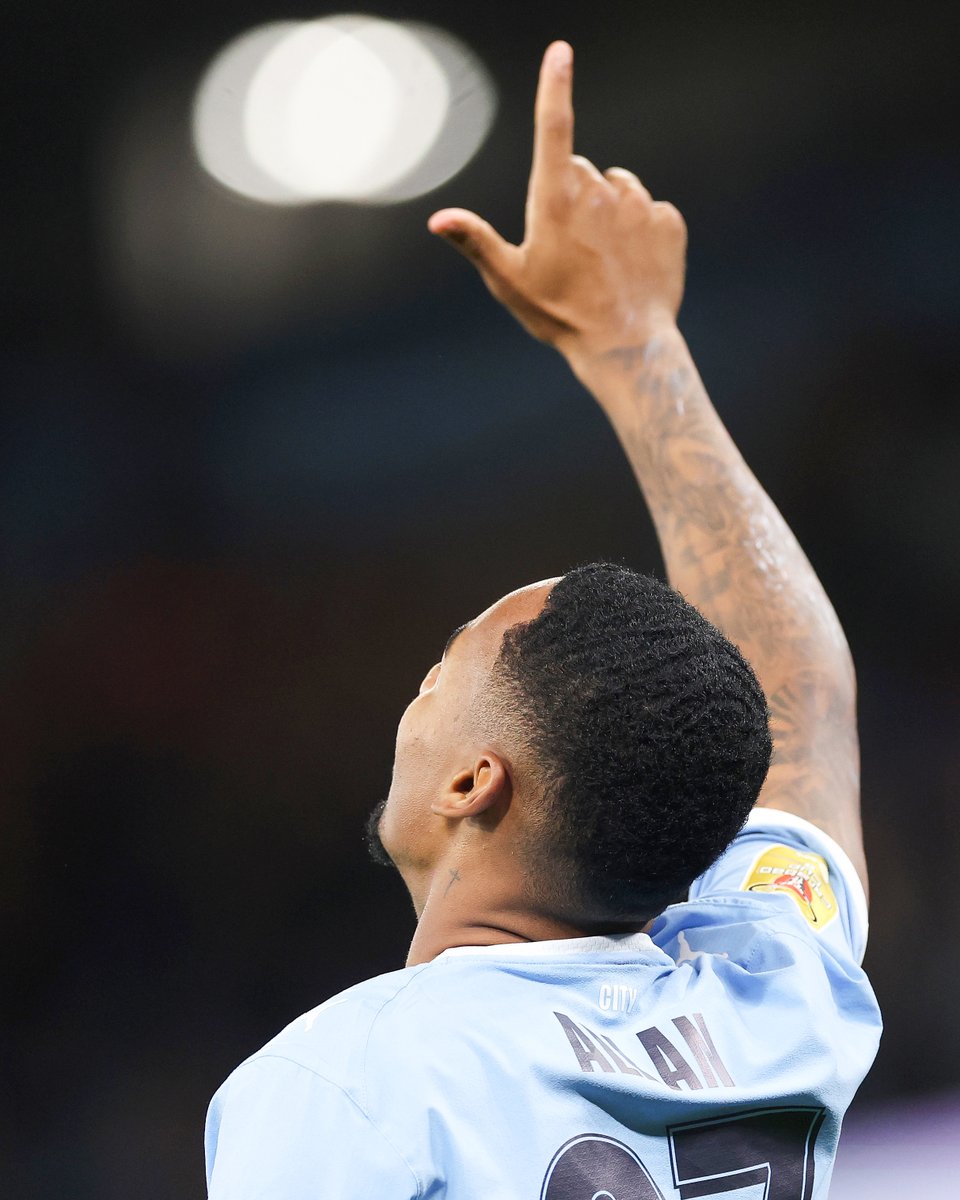brfootball's tweet photo. Allan on his debut for Manchester City:

⚽
🎁 https://t.co/aRXv1uJg0B