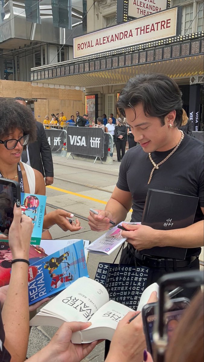 hudsonwupdates's tweet photo. More photos of Hudson Williams greeting fans at TIFF! 🤍

(via stacyh90 on Threads) https://t.co/Z5Nankw4KY