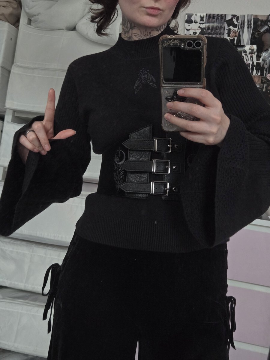 HerrinArtemis's tweet photo. Dein Leben besteht daraus mir zu dienen. Ist auch das einzige was DU gut kannst. 🧎‍♂️🖤🦇
#findomslaves #femdomme #alternative #onlineherrin #cosplay #simp https://t.co/2favoD0a6w