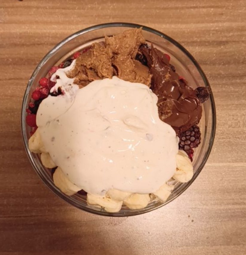 LPorada93220's tweet photo. Here is my omad for today 
125g of Jogurt 
500g of Frozen berries 
1 banana
24-32g of Nutella 
20g Biscoff cream
Total calories 682 https://t.co/W0tPFwMb2v