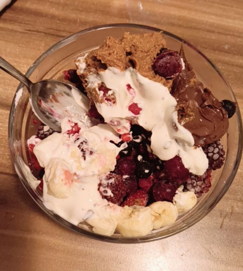 LPorada93220's tweet photo. Here is my omad for today 
125g of Jogurt 
500g of Frozen berries 
1 banana
24-32g of Nutella 
20g Biscoff cream
Total calories 682 https://t.co/W0tPFwMb2v