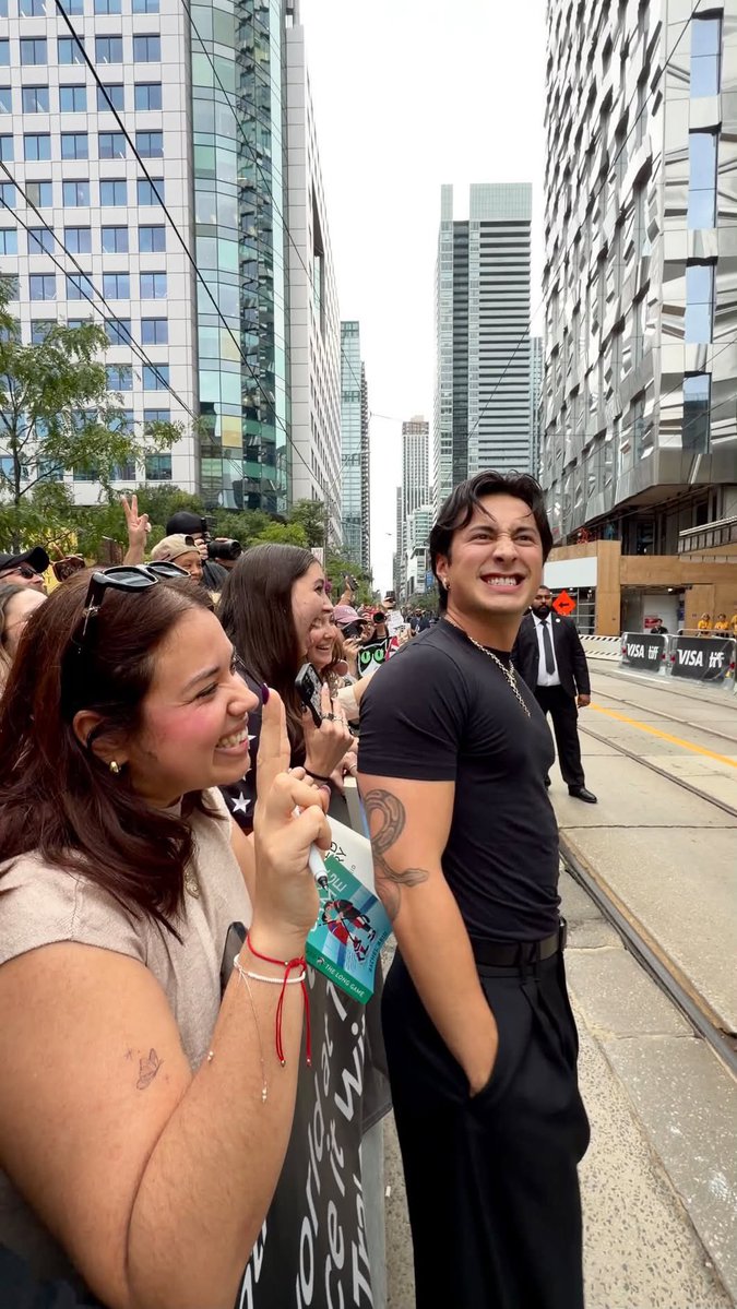 hudsonwupdates's tweet photo. Hudson Williams posing with fans at @TIFF_NET (via yveehq) https://t.co/nVubeoJUtf
