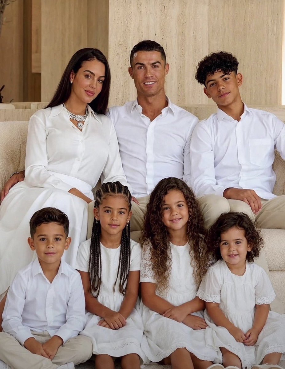 cents_mc's tweet photo. You can post Cristiano Ronaldo and his family and people like❤️ https://t.co/GHKVOAQVjV