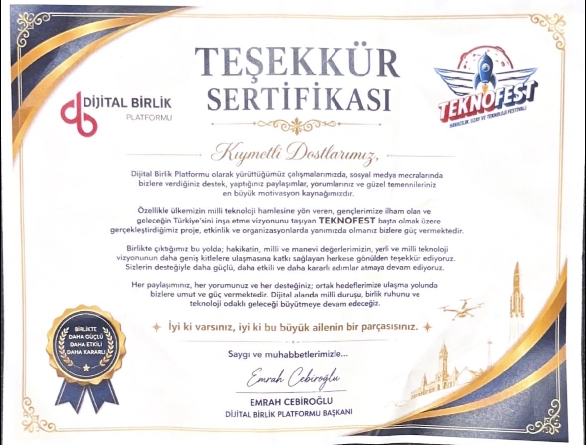 lahzaofficial's tweet photo. Bugünün sürprizi, elimize ulaşan TEKNOFEST ceketimiz oldu. 🇹🇷🚀

Bu sadece bir ceket değil; Türkiye’nin kendi göklerinde, kendi teknolojisini üreten gençliğinin bir parçası olmanın güzel bir hatırası.

Başta bu davaya, TEKNOFEST gençliğine ve Türkiye’nin istikbaline sahip çıkan Dijital Birlik Platformu Başkanı Emrah Cebiroğlu’na ve kıymetli ekibine gönülden teşekkür ediyorum.

Rabbim bu güzel davada emek veren herkesten razı olsun. 🇹🇷
@EmrahC1oglu @Arnavut_Esra