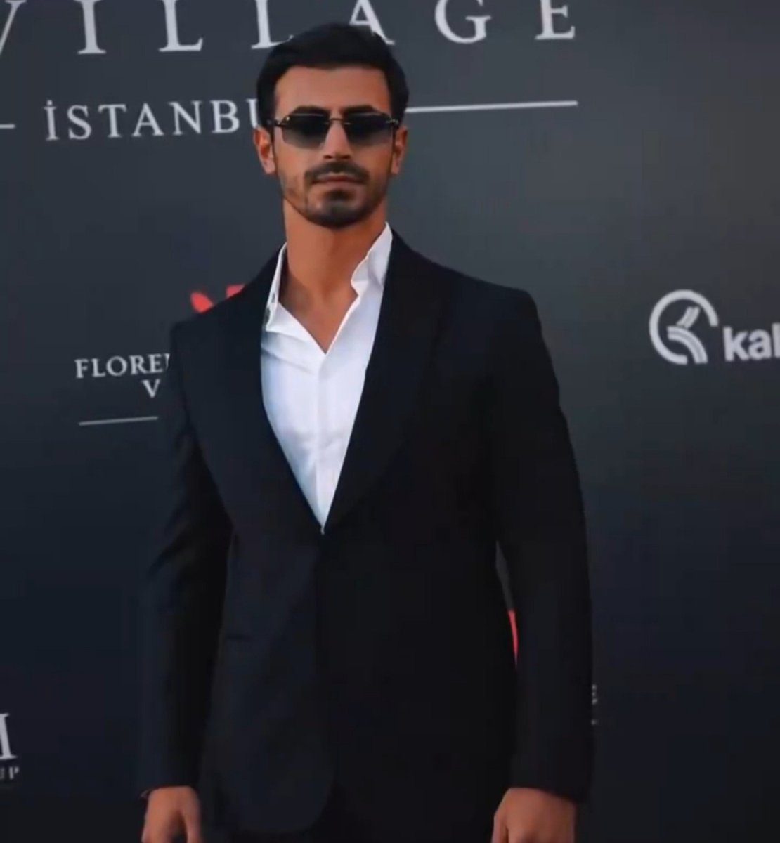 Nature_healls's tweet photo. The confidence and grace with which Emin carries himself ✨ He doesn't chase the spotlight he becomes one. It's so nice to see him getting the recognition he deserves. May he continue to shine, grow bigger and bigger with each step ❤️ 

#EminGünenç #arafta https://t.co/bdDQDpabl2