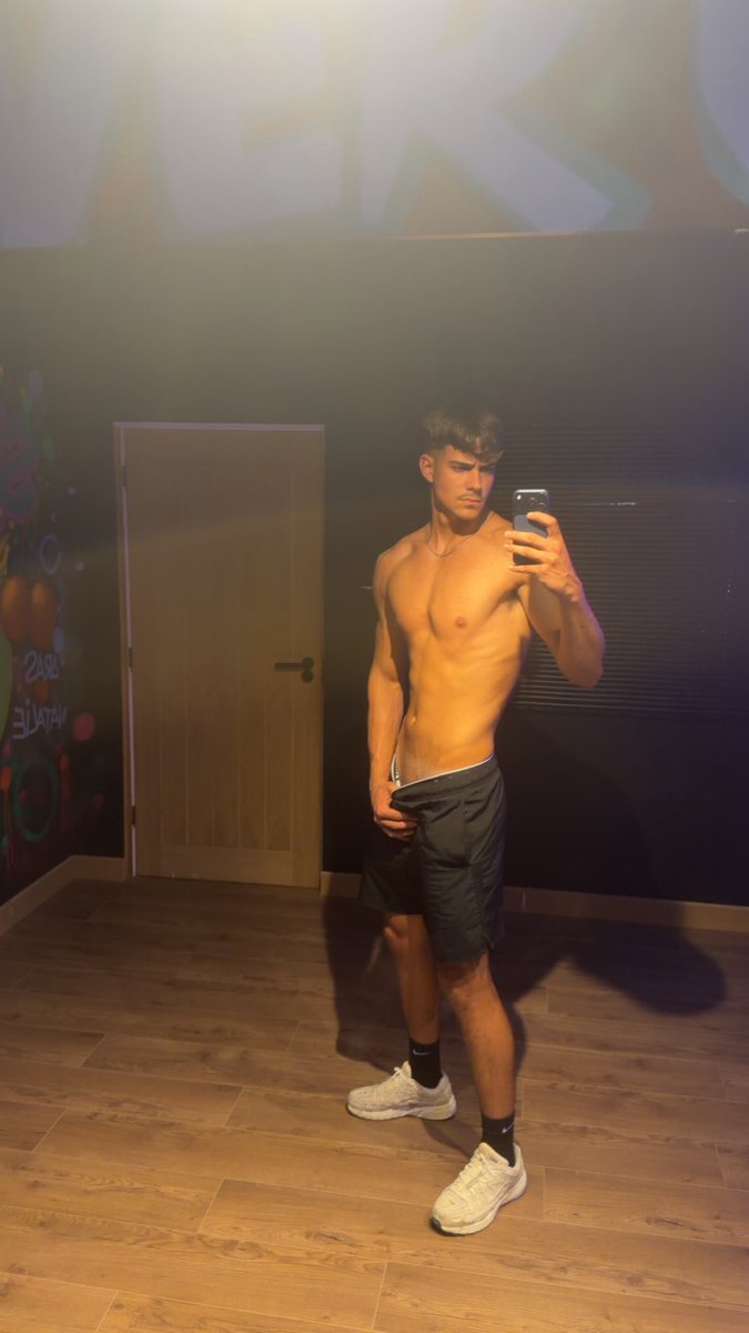 Harrywhitexx's tweet photo. Front or Back ? https://t.co/RpuqGz3bn8
