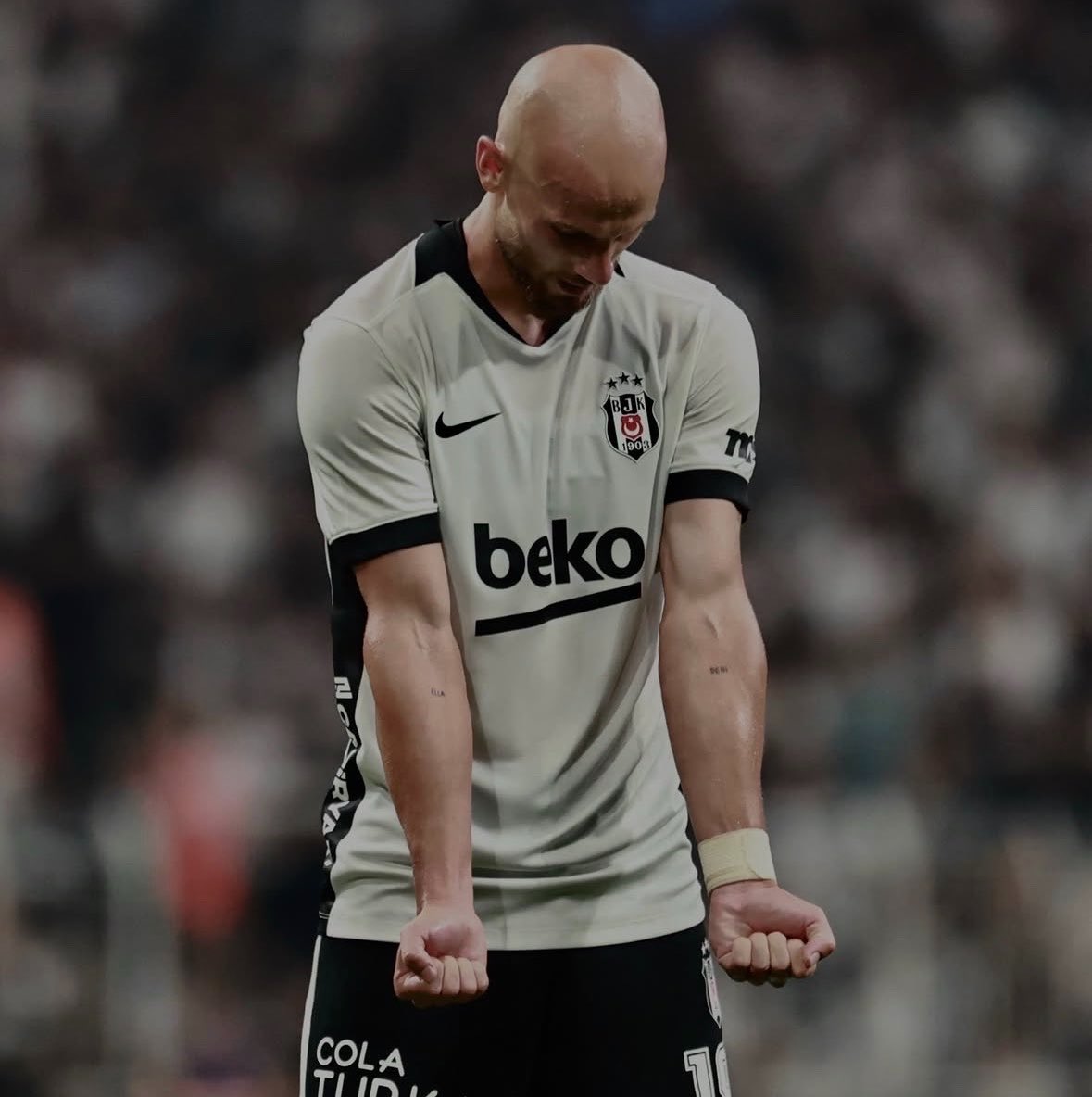AlanFalse9's tweet photo. Beşiktaş öyle bir futbol oynuyor ki ortalama herhangi bir futbolcunun bu yapının içinde kötü gözükmesi zor. Buna rağmen Černý sırıtmayı başarıyor. 🤦‍♂️ https://t.co/ywYjyA40z1