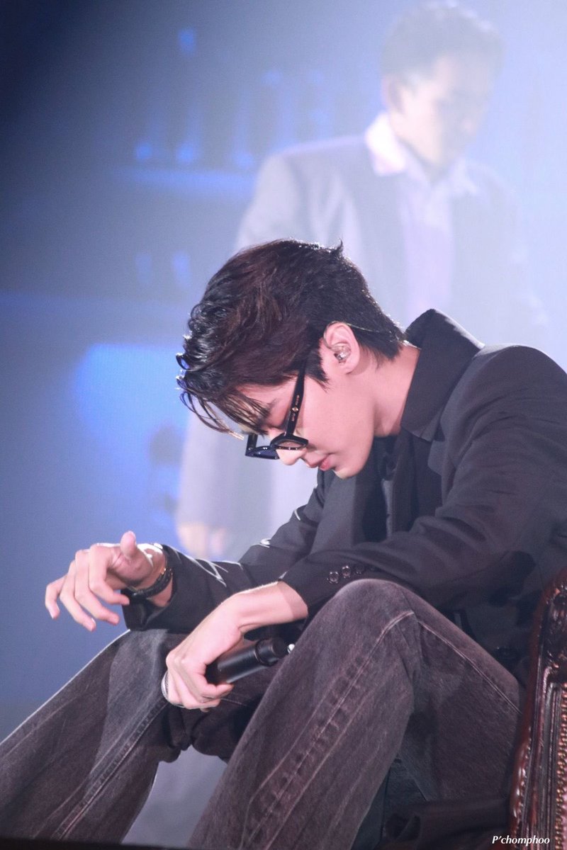 bibiteeismeow's tweet photo. เอาจริงนะ แค่คิดว่าจะได้เห็นอะไรแบบนี้วันคอนโคตรจะฟิน ถ้ามีดิวเจสุกับแนวเพลง hip-hop ㅠㅡㅠ โคตรจะเขินอ่ะ อยากฟังเฮียแกแรปมากจริง ๆ แรปเปอร์หล่อ ๆ ใส่แว่น ขอบรีฟทรงผมอันเดอร์คัทด้วย เขินว่ะ จั้นรักแรปเปอร์มากอ่ะ 😭😭😭😭😭😭 https://t.co/vluG5pPnMB
