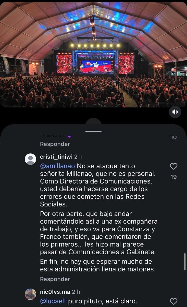 hernan_sr's tweet photo. Pero miren esta wea: 

Ayer cuando @desbordes daba su discurso en las fondas, tenía a su coordinadora de comunicaciones, Ana Millanao, defendiéndolo en redes sociales, incluso retó a una exfuncionaria por el mismo chat cuando Desbordes se equivocó en decir que era la independencia de Chile. 

👇