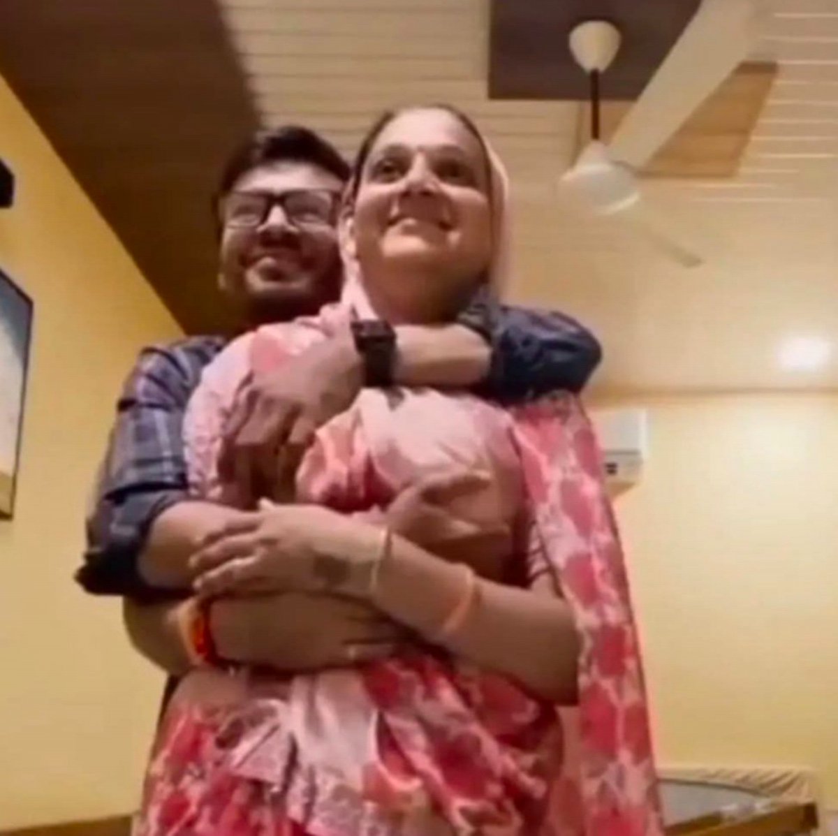 ToniJs7ku's tweet photo. Marwadi couple viral videos reposted 🫱➡️
They used to study in the same class before, and even after this woman's marriage, she called her boyfriend to her house and re-confessed her love to him.

Then at the end, she's saying, "Don't tell anyone." https://t.co/A3AmKFMLRN
