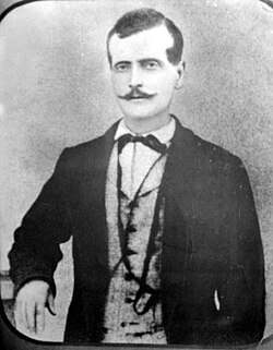 volkan_giritli's tweet photo. 📌Silahsızlanma Alt Komisyonu üyeliği falan filan...

‼️Bakın size bir baba oğul hikayesi anlatacağım şimdi.

🅾️Soldaki: Kyriakos Venizelos (Baba)
🅾️Sağdaki: Eleftherios Venizelos (Oğul)

⏩Kyriakos, Girit Hanya'da Osmanlı Vatandaşı bir tüccardı. Venizelos ailesi Esasen Giritli değillerdi. 
1768'de Mora'da başlayan Orlov İsyanı'na paralel olarak ailecek Girit'e gelmişler, burada 1770 Girit isyanına (Daskalogiannis) katılmışlar ve Girit'e yerleşmişlerdi.

⏩Kyriakos 1810-16 yılları arasında Hanya'da dünyaya geldi. 1821'de başlayıp 1829'da sona eren Yunan İsyanına çok genç yaşta katıldı. 
Bunun için Girit'ten Mora'ya geçti. Akabinde tekrar Girit'e döndü.
1830'da Yunanistan Osmanlı'dan bağımsızlığını kazandığında Girit'in de Yunanistan'a bağlanacağını düşünüyorlardı. Ama olmadı. Girit, Mısır Valisi Kavalalı Mehmet Ali Paşa'ya verilmişti.

⏩Kavalalı, Yunan İsyanına destek veren Giritlileri adada istemiyordu. Venizelos Ailesini sürgün etti.
Fakat 1840 Londra anlaşması ile Kavalalı'nın Girit'teki hakimiyeti tekrar Osmanlı'ya geçmişti.
Osmanlı Girit'i yeniden devralınca sürgündeki teröristler affedildi ve Venizeloslar tekrar adaya döndü.

⏩Kyriakos Venizelos Hanya'da ticarete başlamıştı. Arkasında Yunan Hükümeti ve İngilizler vardı.
Yunanistan'ın bağımsızlığının ardından en büyük emeli (Megali idea/Enosis) Girit'in de Yunanistan'a katılmasıydı.
Bu sebeple kıta Yunanistan'dan Girit'e bu doğrultuda sistematik göçler başladı. 
Kyriakos Venizelos bu göçlerin finansmanını sağlıyor, kıta Yunanistan'dan gelenleri Girit'in stratejik yerlerine yerleştiriyordu. Tabi bu esnada silahlı çeteler oluşturuyor, zaman zaman bu çeteler Osmanlı'nın güvenlik güçleri ile çatışmaya giriyordu.

⏩1856 Islahat Fermanı ile Kyriakos aradığı fırsatı bulmuştu. Ağır vergileri bahane ederek binlerce kişiyle Hanya'da protesto gösterileri başlattı.

Girit'te Rumlar Osmanlı'yı tehdit ediyordu.

⚠️Osmanlı ne yaptı peki?
Şak diye açılım yaptı...
Bu açılım sonucunda, Giritli Hristiyanlara silah taşıma hakkı, inanç özgürlüğü güvenceleri ve eğitim/aile hukuku gibi konularda yetkili Hristiyan İhtiyar Heyetleri kurma hakkı tanındı.

Kyriakos önderliğindeki bölücü/ayrılıkçılar iyice şımarmışlardı. 1866'da Girit Hükümeti kurduklarını ilan edip Yunanistan'a bağlandıklarını açıkladılar.

‼️Böylece 1866 Girit İsyanı başlamış oldu. 
Bu isyan neticesinde Venizelos Ailesi sürgüne gönderildi. Sürgüne gittiklerinde oğul Eleftherios Venizelos henüz 2 yaşındaydı.

⏩Sonra Osmanlı bir açılım daha yaptı ve Girit'te isyan eden tüm teröristler için "Genel Af" ilan etti.

Venizeloslar tekrar Girit'e döndüler. 
Osmanlı'nın sağladığı açılım ile yine zengin ve imtiyazlı hayatlarına devam ettiler. 
Bir yandan da Enosis için çalışmalarına devam ediyorlardı.

⏩1878'de Girit'te bir isyan daha çıktı. 
Osmanlı Devlet Aklı bu isyanı da Açılım Yaparak bertaraf(!) etti. 

Osmanlı'nın Girit'te yaptığı her açılımda, Yunanlar Enosis Hayaline bir adım daha yaklaşıyorlardı.
1878'deki Açılımı ile imzalanan Haleppa Sözleşmesine göre adaya artık Hristiyan Vali atanacaktı.

Kyriakos'un oğlu Eleftherios tam bir militan gibi yetişiyordu. 
Babasının bayrağını o devralacaktı. 
Atina'da Hukuk okuyarak Girit'e döndü, Avukatlık yapmaya başladı.

⏩Haleppa Sözleşmesi'nin tanıdığı haklar ile artık çok rahat hareket ediyorlardı. 
Kıta Yunanistan'dan artık daha çok Yunan Gelmeye başlamıştı. 
Eleftherios evraklarını düzenliyor, Hristiyan Vali de bunu onaylıyordu.
Adanın demografisi tamamen Türkler aleyhine değişmişti. 
Artık Yunanistan ile birleşme zamanı gelmişti. 1896'da Girit'te patlayan büyük isyanın önderi Eleftherios Venizelos'tu.
Bu isyan 1897 Osmanlı-Yunanistan savaşını başlattı.

⏩Savaşı Osmanlı kazanmıştı ama...
Ama yine açılım yaptı ve teröristlere ne istedilerse verdi.

⚠️Bu kez Girit artık Özerk olmuştu. 
Osmanlı'ya bağlıydı, fakat adaya Yunan Kralının oğlu Prens George Vali olarak atandı (Abdülhamid tarafından).
Eleftherios Venizelos ise Girit'in Adalet Bakanı olmuştu.

⏩Venizelos'un 1905'teki girişimleri ile Girit'in hakimiyetini kontrol eden Büyük Devletler, Osmanlı'ya sormadan Girit Valiliğini Yunanistan Kralına bağladılar.

‼️Venizelos ise Girit Başbakanı oldu.
Böylece Girit fiilen Yunanistan'a bağlanmış oldu.

⏩Girit Başbakanı Venizelos, 1910'da Yunanistan Başbakanı oldu.
O'nun girişimleri ile 1913'te ise Girit resmen Yunanistan'a bağlandı.

‼️Baba ve Oğul Venizeloslar Girit'i Osmanlı'dan koparmışlardı.
Dün Terörist Venizelos'u defalarca affedip Girit'in Adalet Bakanlığını verenler bugün bir başka teröristi Silahsızlanma Alt Komisyonu üyesi yapıyorlar.

Ne müthiş bir Devlet Aklı...!!!

⏩Sonraki Yıllarda Megali İdea kapsamında Venizelos yönetimindeki Yunanistan, İzmir'e asker çıkararak Batı Anadolu'yu işgal etti.
Burada Venizelos'un planı aynı Girit'te yaptıkları gibi olacaktı. İzmir ve Çevresinde bir İyonya Devleti kurulacak, tıpkı Girit gibi özerkliği elde edilip Yunanistan ile birleşmesi sağlanacaktı.

Ama Venizelos'un bu dahiyane planı tutmadı.
Çünkü karşısında bu kez "Hasta Adam" Osmanlı yoktu. Mustafa Kemal ve Kuvayi Milliye vardı.

Venizelos ve Yunanistan'ın Megali İdea hayalleri 30 Ağustos 1922'de Dumlupınar'da tarihe karıştı...
#tarih #cuma #Girit #açılım #altkomisyon #devletaklı