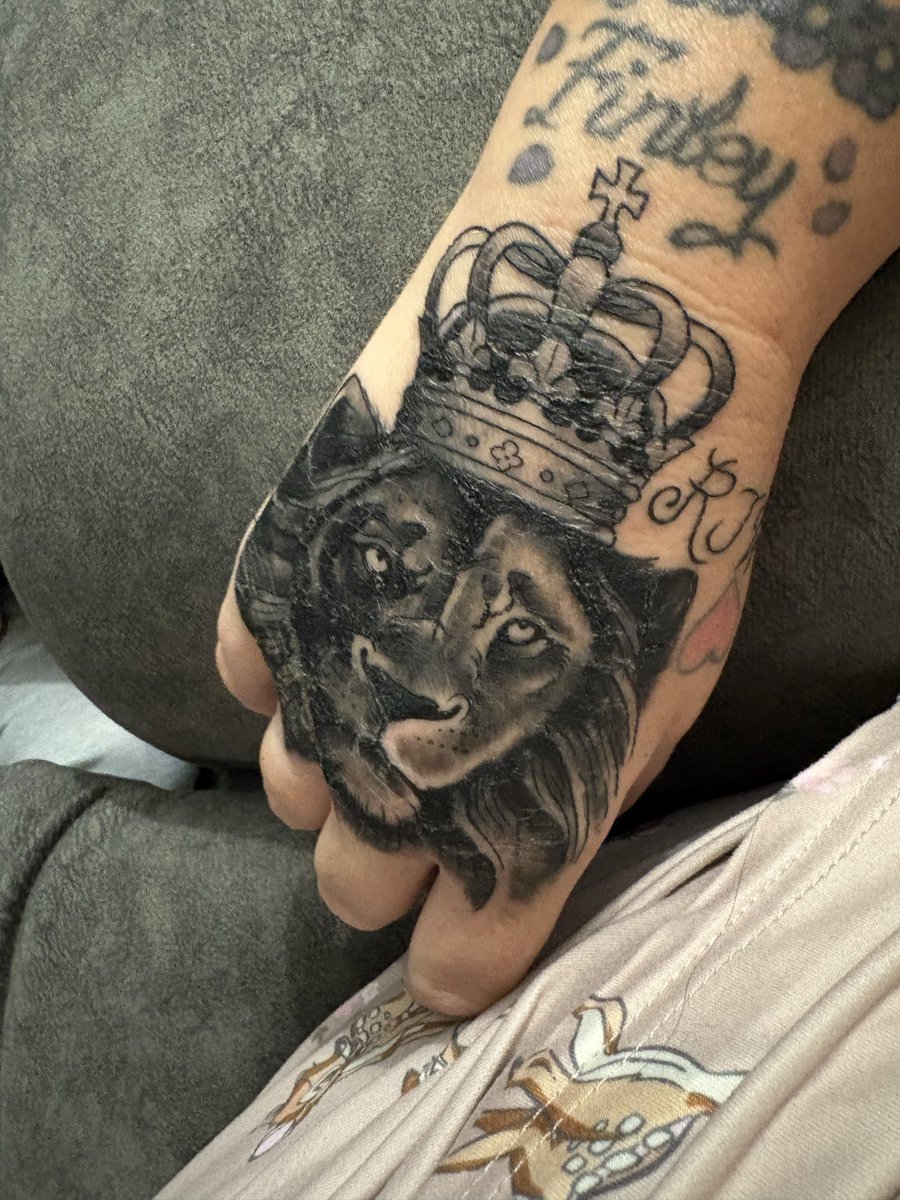 minniefmouse69's tweet photo. New tattoo healing nicely, loving my new hand tattoo 😀😀😀😀 https://t.co/1wSqI42kCj