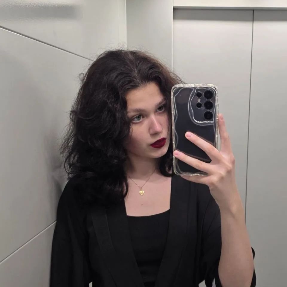 Ilddd11's tweet photo. илона 
20 лет, мск. 
`infj, 4w5, 416, 9 аркан :) учусь в вузе на 3 курсе журфака, но хочу в it.
`музыка: asteria, турбина, анакондаз, melanie martinez, msi, miss construction, mitski, noize mc, pyro, макулатура, radiohead, стрыкало, плм.
`книги мураками, дорамы, аниме.

зрение -8 https://t.co/AOb8lybUWd