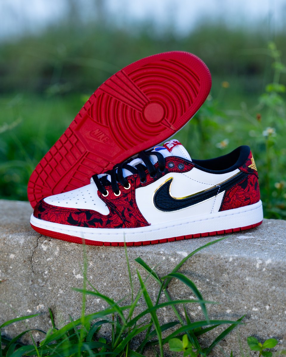 menscloset407's tweet photo. The ultimate tribute to a classic NYC closer arrives Saturday, September 26, 2026 at 10:00 AM with the Air Jordan 1 Low OG 'Garden'. 🏙️🌹

Hit our bio link to cop your pair on drop day!

#AirJordan1 #AJ1LowOG #AJ1Garden #SneakerRelease #Jumpman23 https://t.co/Py8FFnTgwq