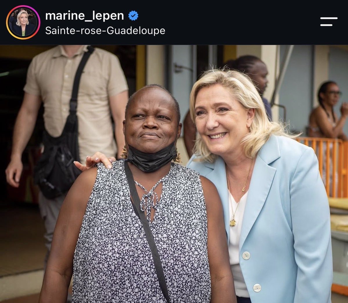 AntillesKamo97's tweet photo. ARRÊTE TES SIMAGRÉES, vieille femme ! Tu prépares juste ta campagne électorale et rien d’autre ! Toujours la même disquette. Vous faites comme si les gens ne savaient pas qui vous êtes. JUSTE AVEC CETTE PHOTO, ON PEUT COMPRENDRE VOS INTENTIONS INFÂMES ! 🤢 https://t.co/8g1ugBOIWd