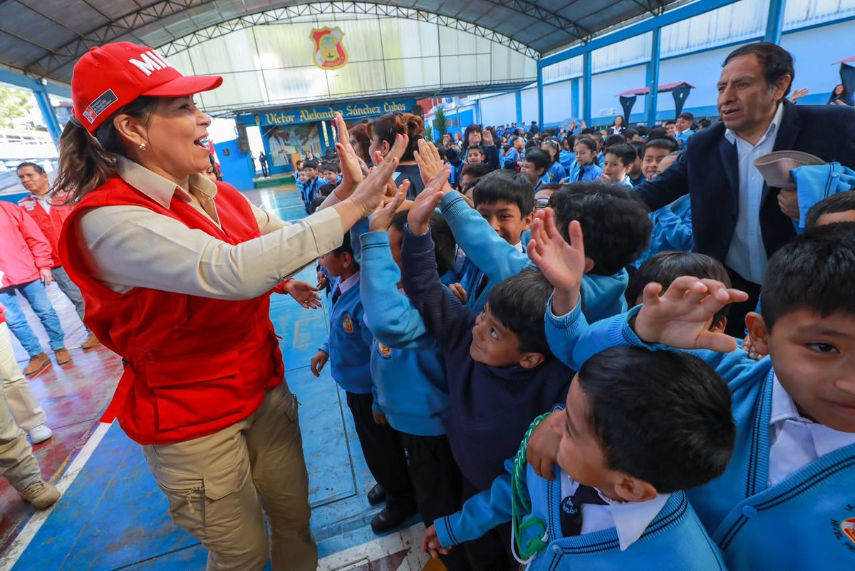 MidisPeru's tweet photo. 📍 #MidisEnRegiones | En #Cajamarca supervisamos la alimentación que reciben nuestros escolares. 🏫🍎

En la I. E. 82001 San Ramón, la ministra Maritza Canales verificó las condiciones de almacenamiento y preparación de los alimentos que entrega el @MidisPAE a más de 1800 estudiantes de primaria, así como el funcionamiento de la cocina y el almacén implementados mediante el proyecto MACA de Foncodes.

Esta supervisión forma parte de las acciones que impulsamos para garantizar una alimentación segura y nutritiva, contribuir a la lucha contra la anemia y asegurar la continuidad del servicio ante los posibles efectos del Fenómeno El Niño.

💙 Alimentación, cuidado y prevención para que nuestros niños crezcan con fuerza.

#MidisEnAcción #AlimentaciónEscolar