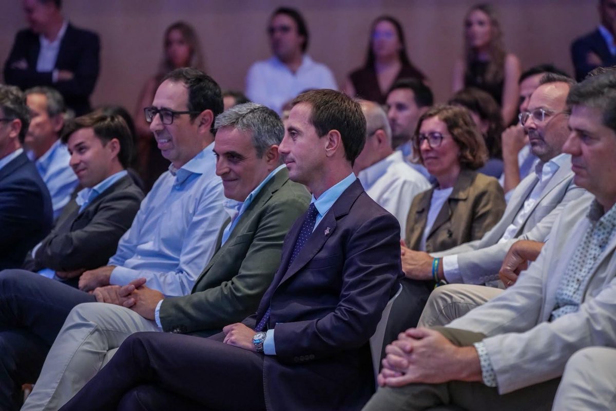 Ll_Galmes's tweet photo. Tenim molt clar què vàrem venir a fer i també què ens queda per fer. A Mallorca estam demostrant que governar és prendre decisions, afrontar els problemes i complir els compromisos assumits amb els ciutadans.

Ho feim avançant en la contenció turística, amb la llei d’afluència de vehicles, impulsant la major promoció d’habitatge públic assequible de la nostra illa i dotant els nostres municipis de més recursos que mai. I també alçant la veu davant una immigració irregular que no deixa de créixer i davant la manca de resposta del Govern de Pedro Sánchez. Mallorca no pot continuar tota sola.

Entram en aquesta darrera etapa de la legislatura amb més del 95% del programa de Govern complert i amb la mateixa responsabilitat amb què vàrem començar.

Ara toca continuar trepitjant carrer, escoltant els municipis i donant resposta als reptes que tenim davant. Perquè la política té sentit quan serveix per millorar la vida de la gent. I aquest continuarà essent el nostre compromís: Mallorca, sempre per davant.

Gracias al vicesecretario de Coordinación Autonómica y Local del @ppopular, @eliasbendodo, por acompañarnos en la Junta Directiva del @ppbalears, desde el compromiso con nuestros ciudadanos y con nuestras islas.

#ÉsFerHo #EsHacerlo