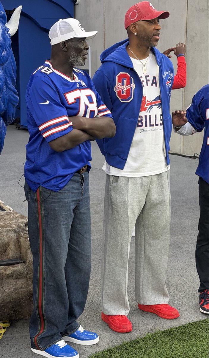 4JoshReed's tweet photo. Bruuuuuce and T-Mac hanging out prior to the Bills game. https://t.co/MaOtzeoWqF