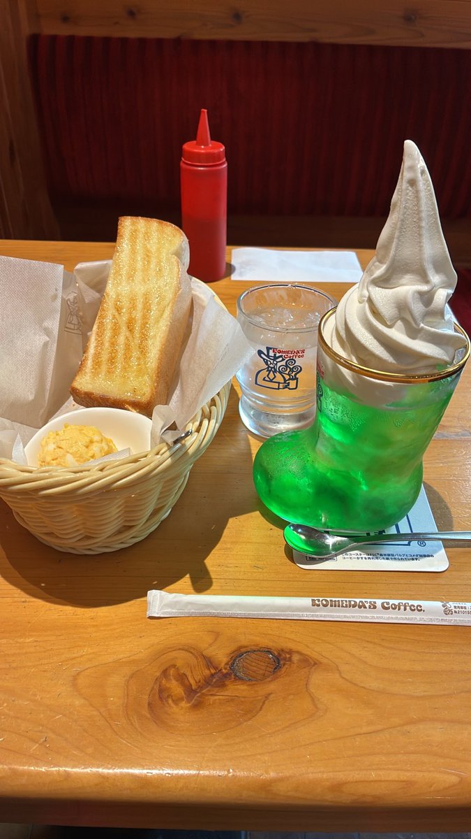 556no4noo's tweet photo. 赤いのは何かなと思ったらケチャップでたまごペーストにかけるのかな？うん。ある方が美味しい。メープルシロップかと思いましたわ https://t.co/85SBXMSugR