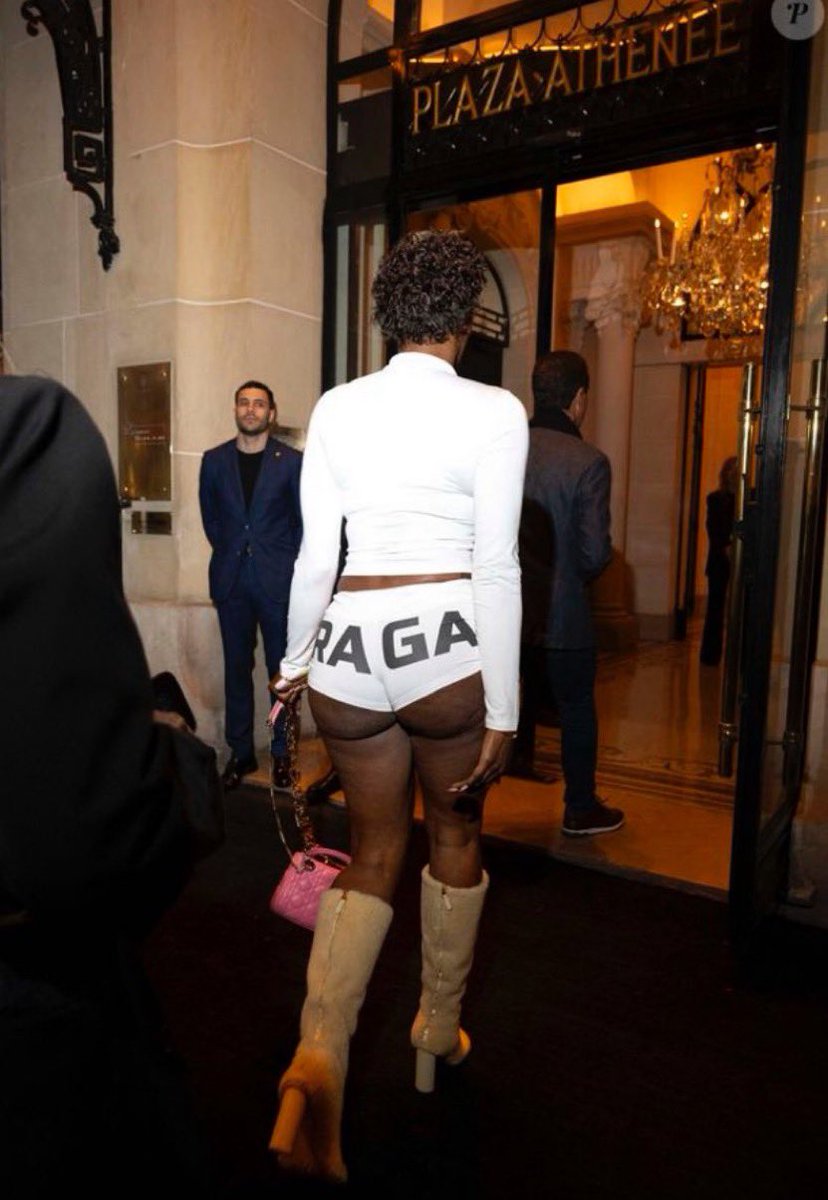 slimfromthe6__'s tweet photo. Venir avec un tel accoutrement pour aller voir Beyoncé Giselle Knowles Carter c’est de la folie 🤣🤣 https://t.co/gED2qPVo1H