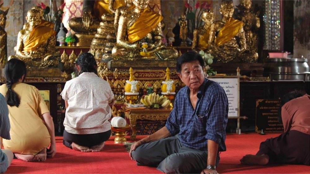 noranartta's tweet photo. #9วัดสู่สวรรค์ (9 Temples to Heaven) หนังตั��แทนส่งชิงออสการ์ของบ้านเราที่โคตรจะไทยแท้ represent ความไทยและการยึดโยงชีวิตเข้ากับพุทธศาสนาได้แม่นยำจริง ๆ

หนังเล่าถึง���ริปทำบุญ 9 วัด ที่ลูกชายคนโต หัวหน้าครอบครัว ตระเวนพาแม่ตัวเองที่แก่แล้วไป หลังจากที่ผู้ใหญ่ที่เคารพคนหนึ่งแนะนำ โดยอ้างถึงนิมิตทำนายอนาคต

ถ้ามองจากมุมคนไม่ศรัทธา ทริปนี้คือความงมงายที่พาคนแก่ไปลำบากเฉย ๆ และถ้ามองจากมุมคนศรัทธา ทริปนี้ดูจะเสิร์ฟตัวตั้งตัวตีที่จัดทริปมากกว่าคนแก่ที่ถูกลากไป

แล้วถ้าเอาเลนส์เราจริง ๆ -ที่ก็เคยไหว้พระ 9 วัดมาก่อน- เรารู้���ึกว่าเค้าไม่แพลนสิ่งที่ควรแพลนเลยอะ ไม่รีบ ไม่ทำเวลา ไม่มีใครอยู่กับจุดหมายที่ควรบรรลุจริง ๆ เลย 5555

ครอบครัวในเรื่องเหมือนเป็นคนทำบุญมือสมัครเล่น แถมแย่กว่านั้นคือถูกทักโดยใครก็ไม่รู้ ไม่ได้สำคัญกับ��รอบครัวด้วยซ้ำ แล้วก็เฮละโลทำตามกันไป ให้ตัวเองสบายใจ

มองอีกแบบ ครอบครัวนี้เหมือนองค์กร หน่วยงาน หรือแม้แต่ประเทศ ที่ผู้นำโอนเอนตามคำบอก นำไปสู่การแก้ปัญหาที่ไร้ความหมาย ลงทุนไปแล้วเสียเปล่า

เข้าโรงแล้ว

#movietwit 
#CineNora
