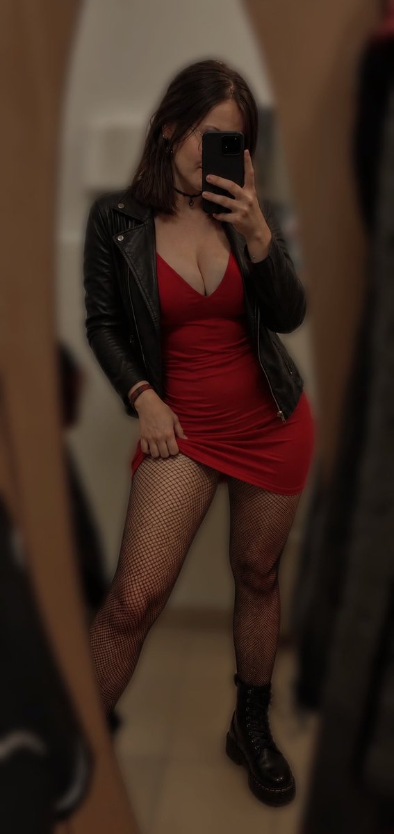 xGoddessB_'s tweet photo. It’s my birthday. 🎂 
Eure einzige Aufgabe heute? Fresse halten, Beine spreizen und angemessen blechen. 💸👑

#findom #goddess https://t.co/8FS5S0c4pw