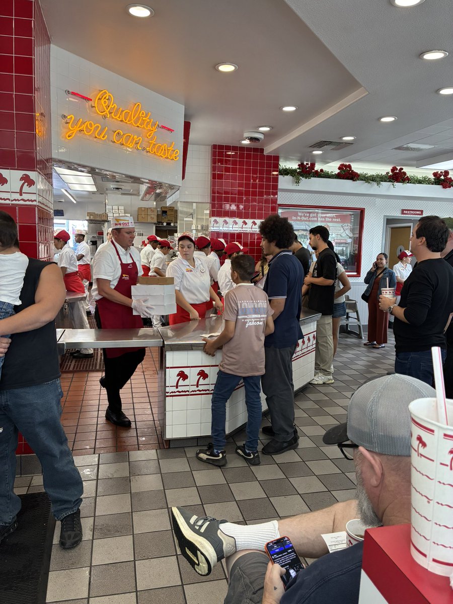 tomonocchilight's tweet photo. めちゃ混みでウケる🤣　#INNOUT https://t.co/VcADo08xih