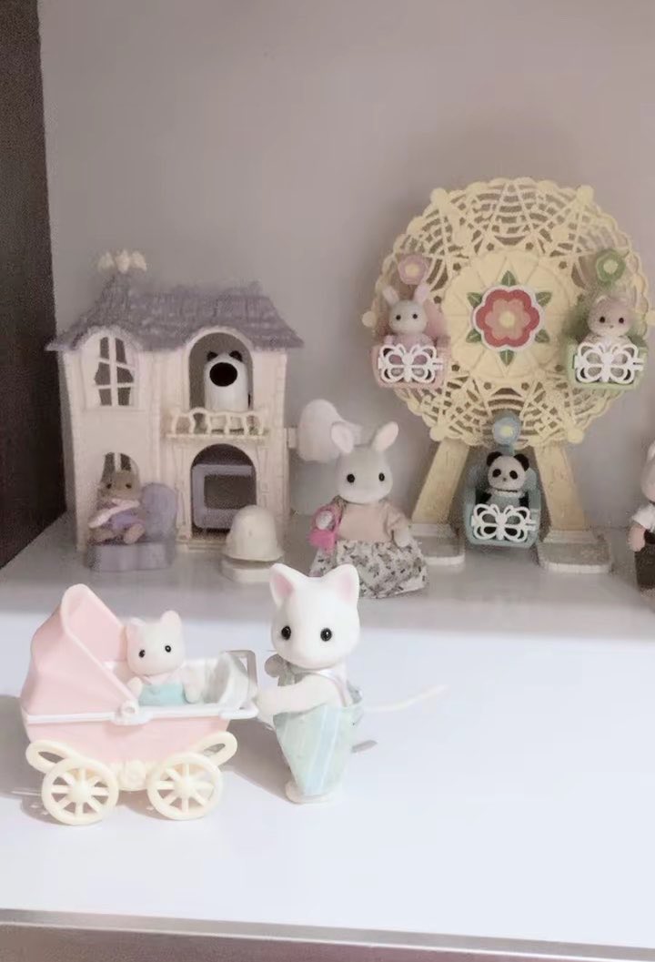 KAngel_111's tweet photo. Meu culto taxidérmico com fofura obrigatória. #sylvanianfamilies https://t.co/uuUwqkyTH9
