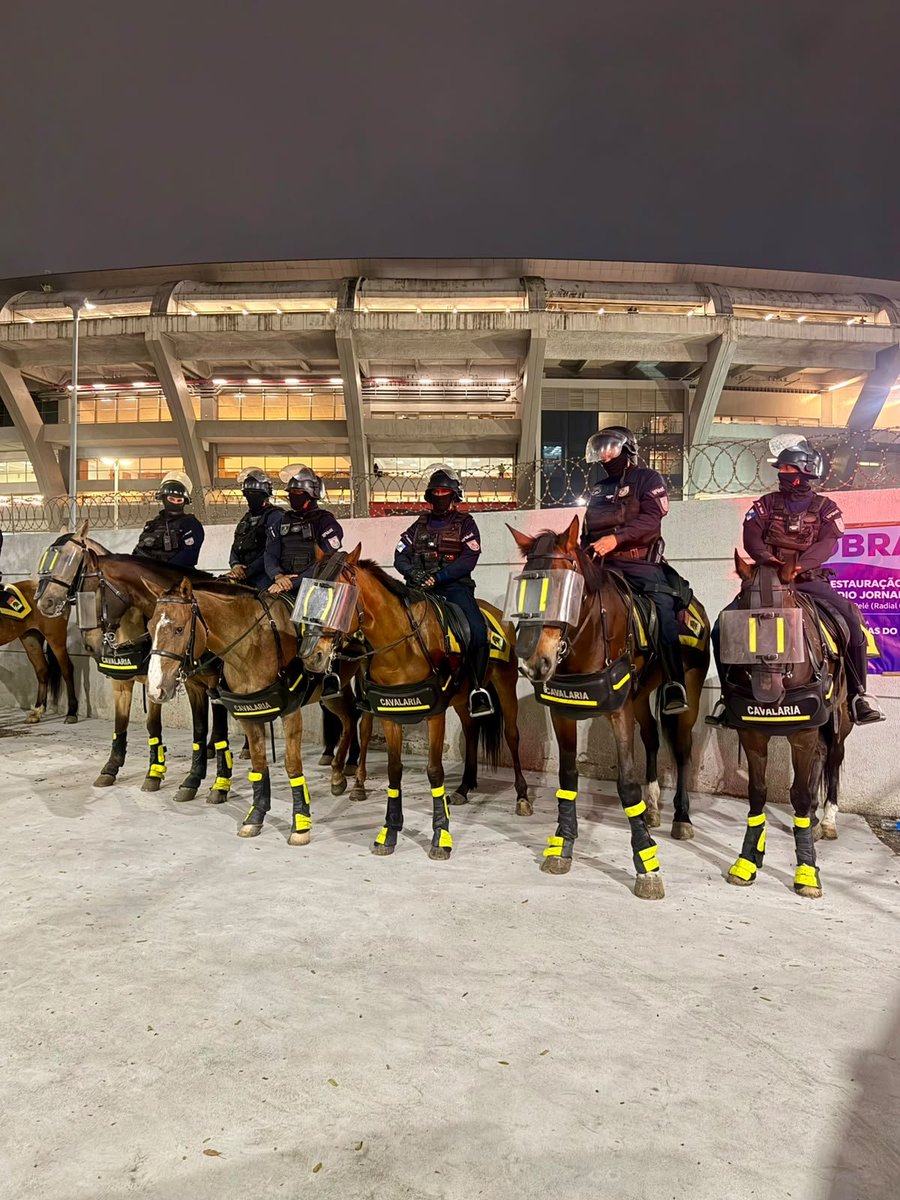 PMERJ's tweet photo. A cavalaria da #PMERJ reforça o policiamento no entorno do Maracanã, em apoio ao #BEPE, durante a partida entre #Flamengo e #DelValle pela #Libertadores. A atuação amplia a segurança e contribui para a organização do fluxo de torcedores.

#RPMont #ServireProteger https://t.co/kK5V72XD6y
