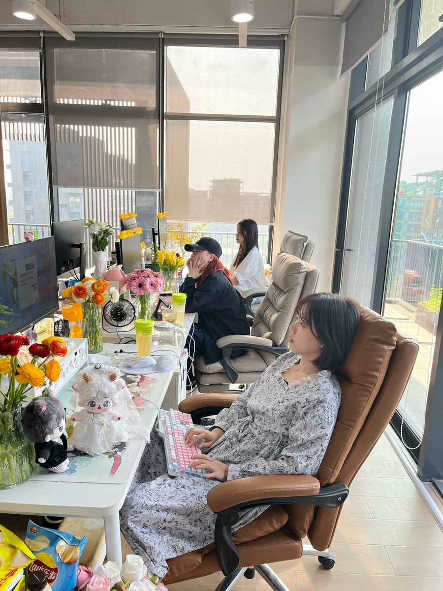 albac874658's tweet photo. Office life: when the clock drags, the coffee’s cold, and staring at the ceiling feels way more productive than that spreadsheet. https://t.co/Ea3CxaVj9i