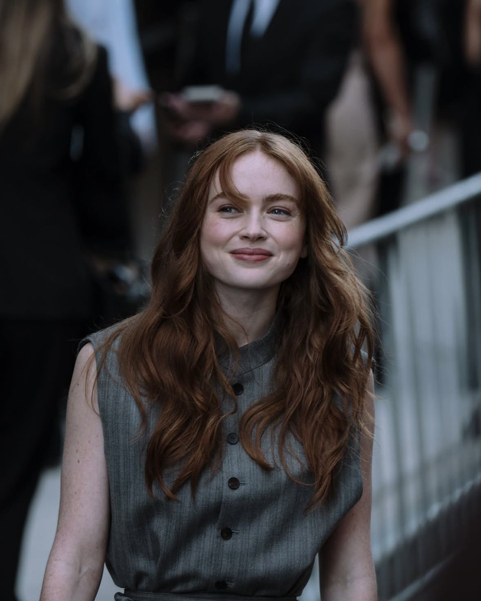 sadieposts's tweet photo. sadie sink at the calvin klein fashion show https://t.co/8q8Zz4o2HT
