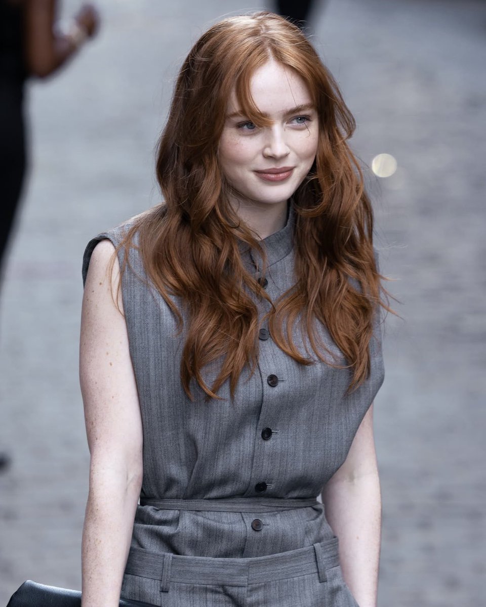sadieposts's tweet photo. sadie sink at the calvin klein fashion show https://t.co/8q8Zz4o2HT