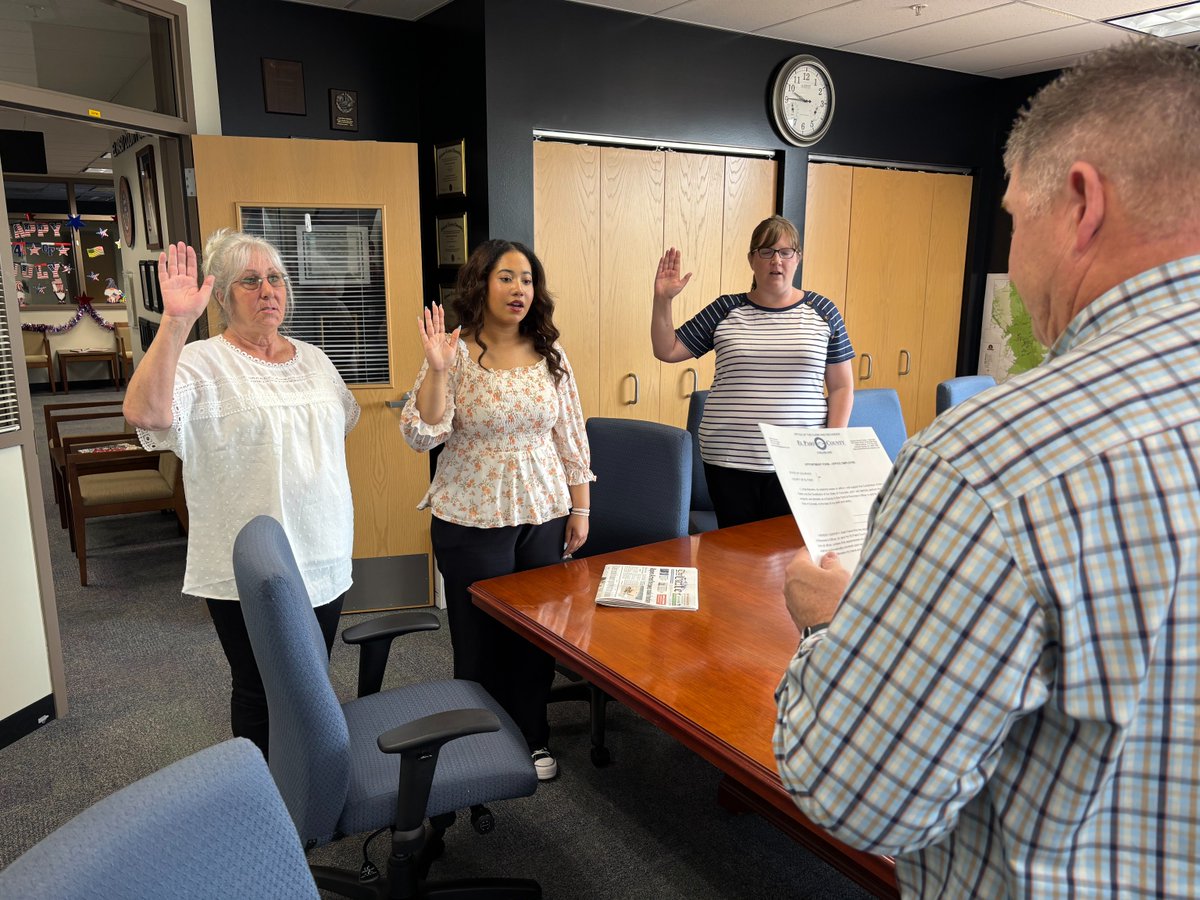 ClerkEPC's tweet photo. Did you know our office is in the Colorado Constitution? It's why our employees take oaths when they start. This Constitution Day, we’re proud to carry out our responsibilities accurately, securely and transparently for you ✋🇺🇸

#ConstitutionDay #ElPasoCounty #LocalGovernment https://t.co/SAOzAN8The