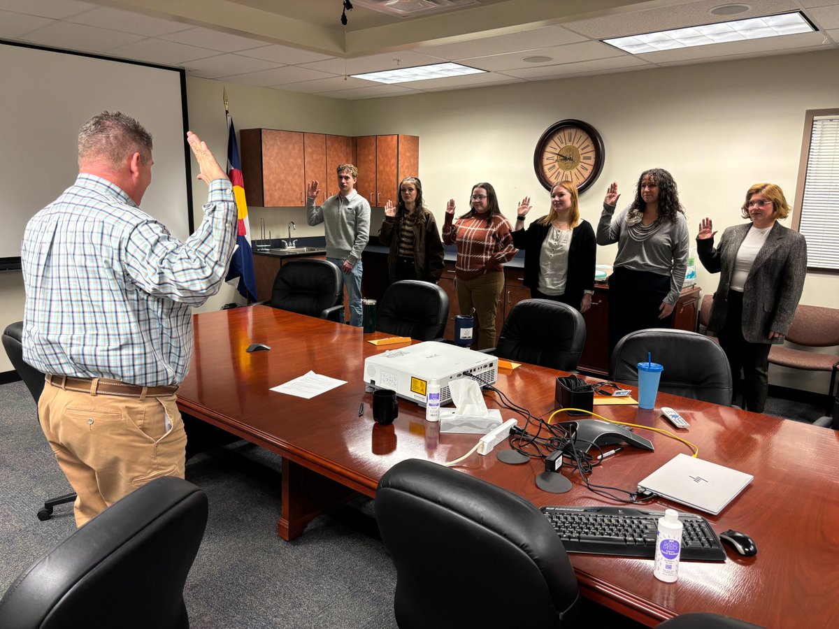ClerkEPC's tweet photo. Did you know our office is in the Colorado Constitution? It's why our employees take oaths when they start. This Constitution Day, we’re proud to carry out our responsibilities accurately, securely and transparently for you ✋🇺🇸

#ConstitutionDay #ElPasoCounty #LocalGovernment https://t.co/SAOzAN8The