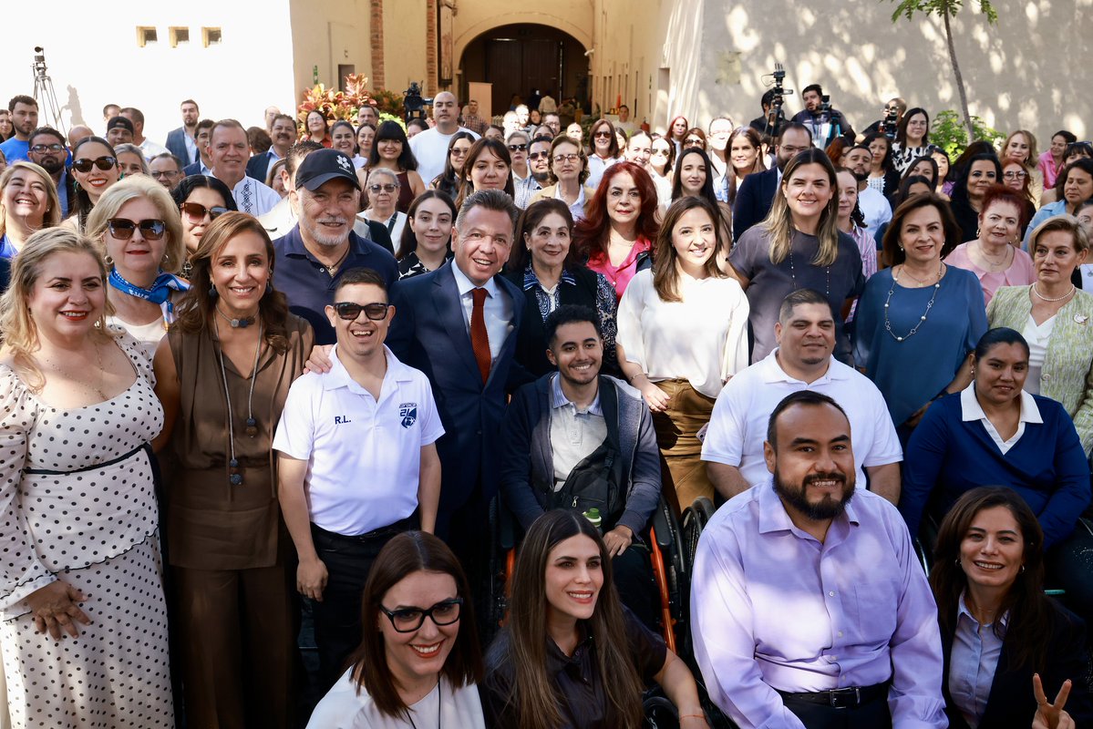 PabloLemusN's tweet photo. A través del programa Yo Jalisco entregamos apoyos económicos a Organizaciones de la Sociedad Civil que brindan atención, acompañamiento y nuevas oportunidades a más personas y familias jaliscienses.

Hacemos equipo con quienes todos los días están donde más se necesita, así construimos un estado donde nadie tenga que enfrentar solo una situación difícil.