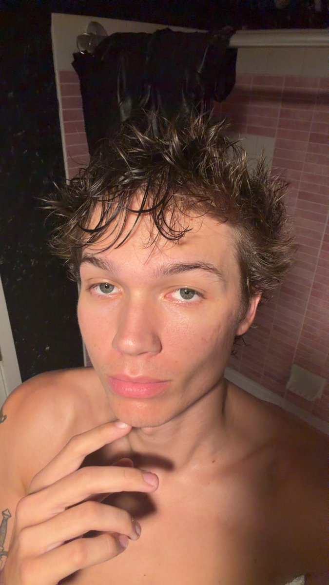 aidendavidd's tweet photo. finger on my face for no reason https://t.co/sq7kQhDXwr