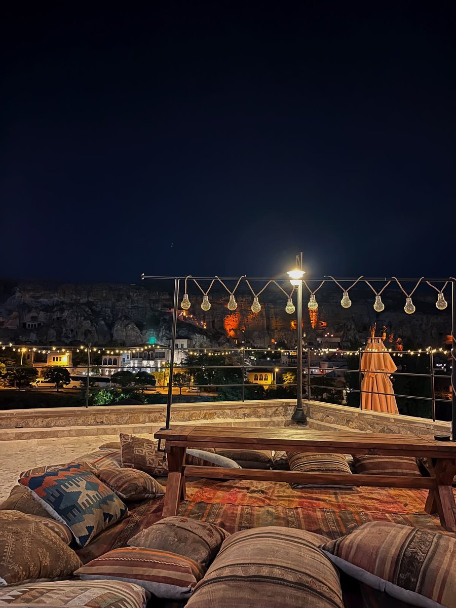 birikendim's tweet photo. Düşünsenize, evlenmişsiniz… Sonbaharda küçük bir tatil kaçamağı yapmışsınız. Gece Göreme’nin taş sokaklarında eşinizle şakalaşa şakalaşa yürüyorsunuz. Hava serin, sokaklar sakin… https://t.co/aZ3CrMlGLq