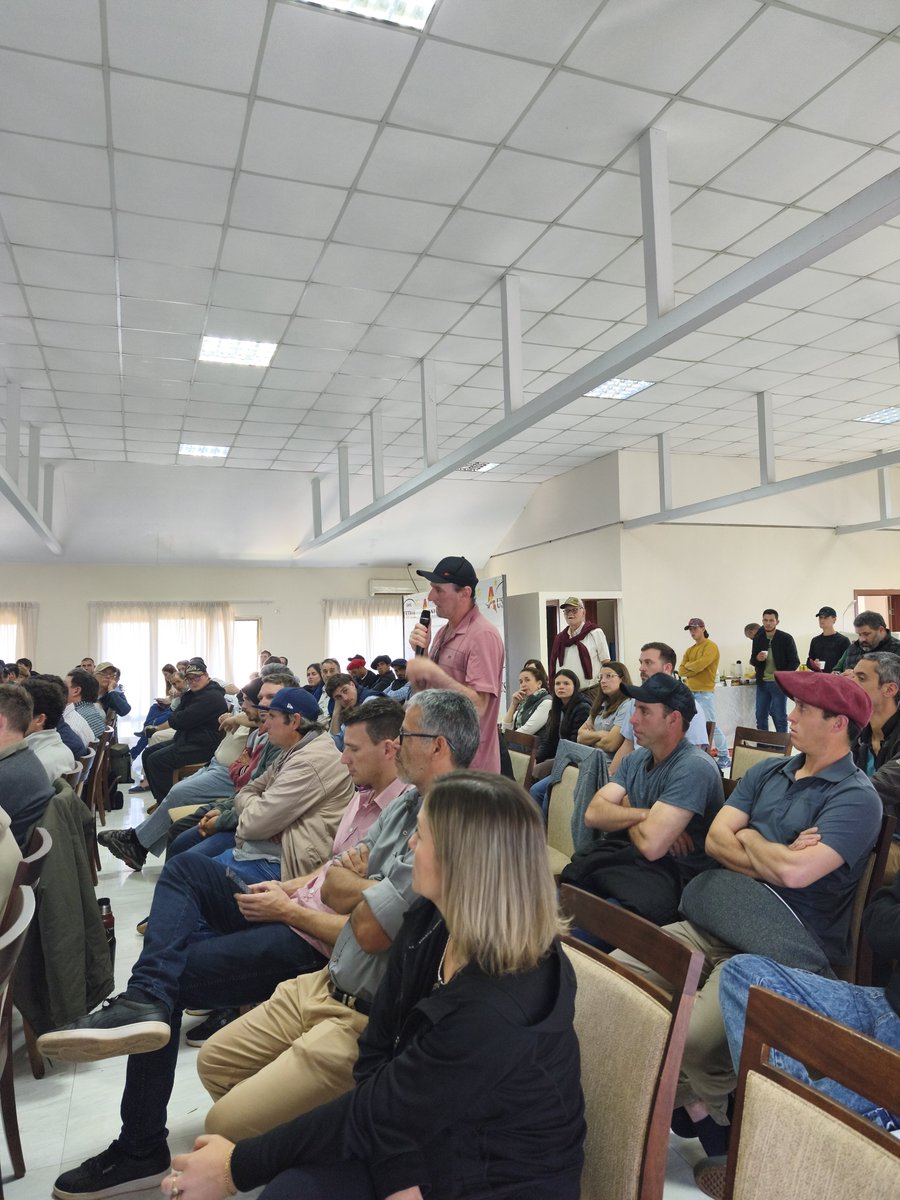 MFlorGoncalves's tweet photo. @CRAprensa en Misiones apoyando a  @FarMisiones ❇️ Más de 150 productores, técnicos, dirigentes y referentes del #agro celebraron el contexto positivo de la ganadería, revisaron desafíos a futuro y demandaron políticas activas y a largo plazo para el agro.
Gracias 🙌🏻 https://t.co/ayumVZkcds