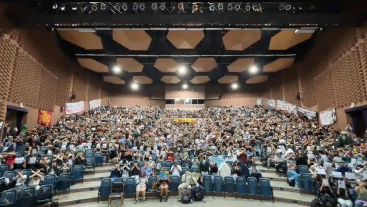 Mely1617's tweet photo. Hoy la Asamblea General de Estudiantes de la Universidad de Antioquia decimos: 

¡Acá estamos y estaremos siempre! 

Por una U pública, gratuita y de calidad ❤️‍🔥 https://t.co/euGDIiMMUn