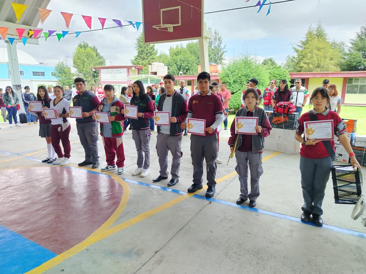 Conalep_Tulti's tweet photo. 🇲🇽 En el CONALEP Tultitlán honramos a nuestro Lábaro Patrio y recordamos las efemérides del mes. El grupo 501 presentó ¡Ecos de libertad! y reconocimos a estudiantes de alto promedio. 🏅👏
#ApasionadamenteCONALEP #OrgullosamenteCONALEP #ElPoderDeServir https://t.co/PFPbXA2FT5