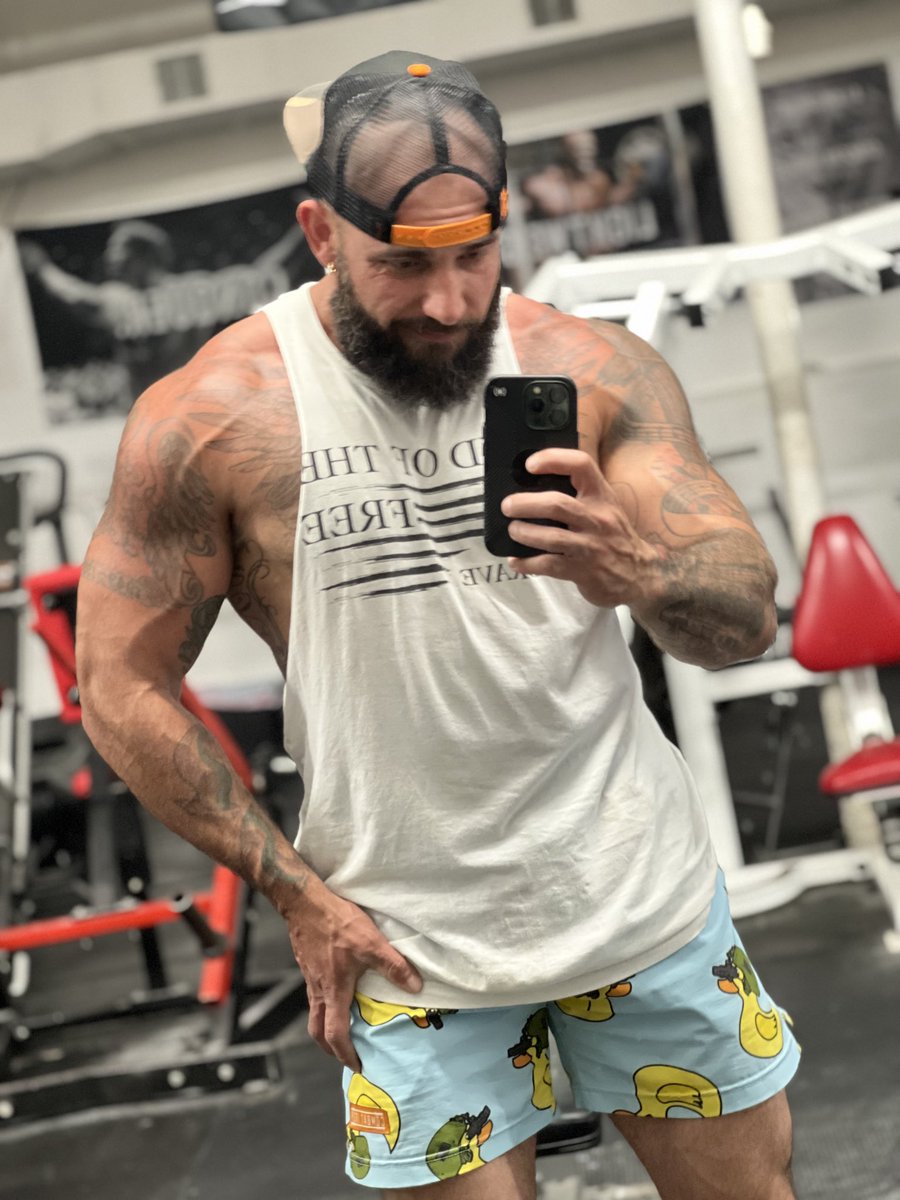 LaCivita1985's tweet photo. Time to pick heavy things up and put them down!! #fitness #gymming #gym #getswoll https://t.co/8VMVC6gGLJ